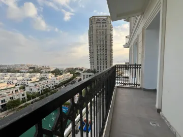 فاخر | ٣ غرف نوم وصالة | مع غرفة خادمة | شامل الفواتير | شرفة