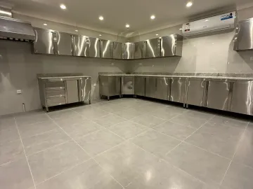 فيلا فاخرة بتشطيب خاص وراقي، تقع في أم قرن في موقع مميز قريب من جميع الخدمات ومراكز التسوق